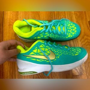 Size 8 Nikes zoom cage 2